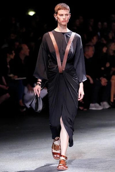 Look 15